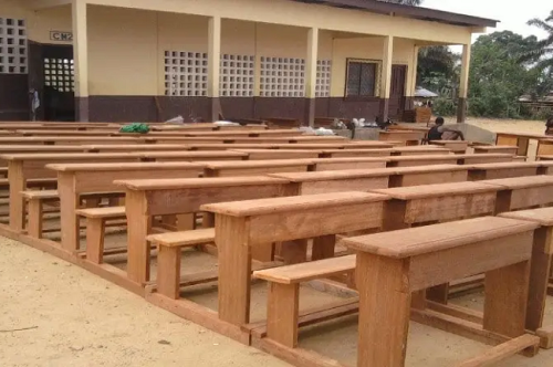 Mogodé : honorable Solange Kwarmba remet 200 tables-bancs aux établissements scolaires